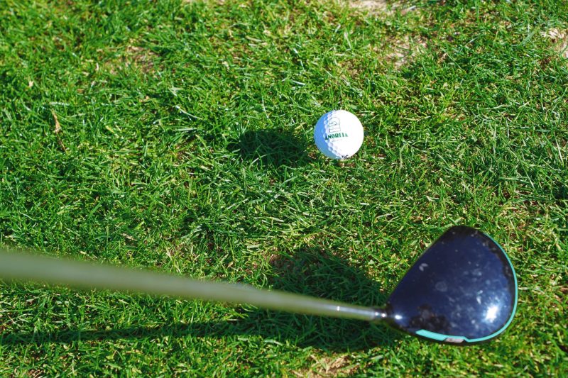 GOLF pelota y palo sobre cesped