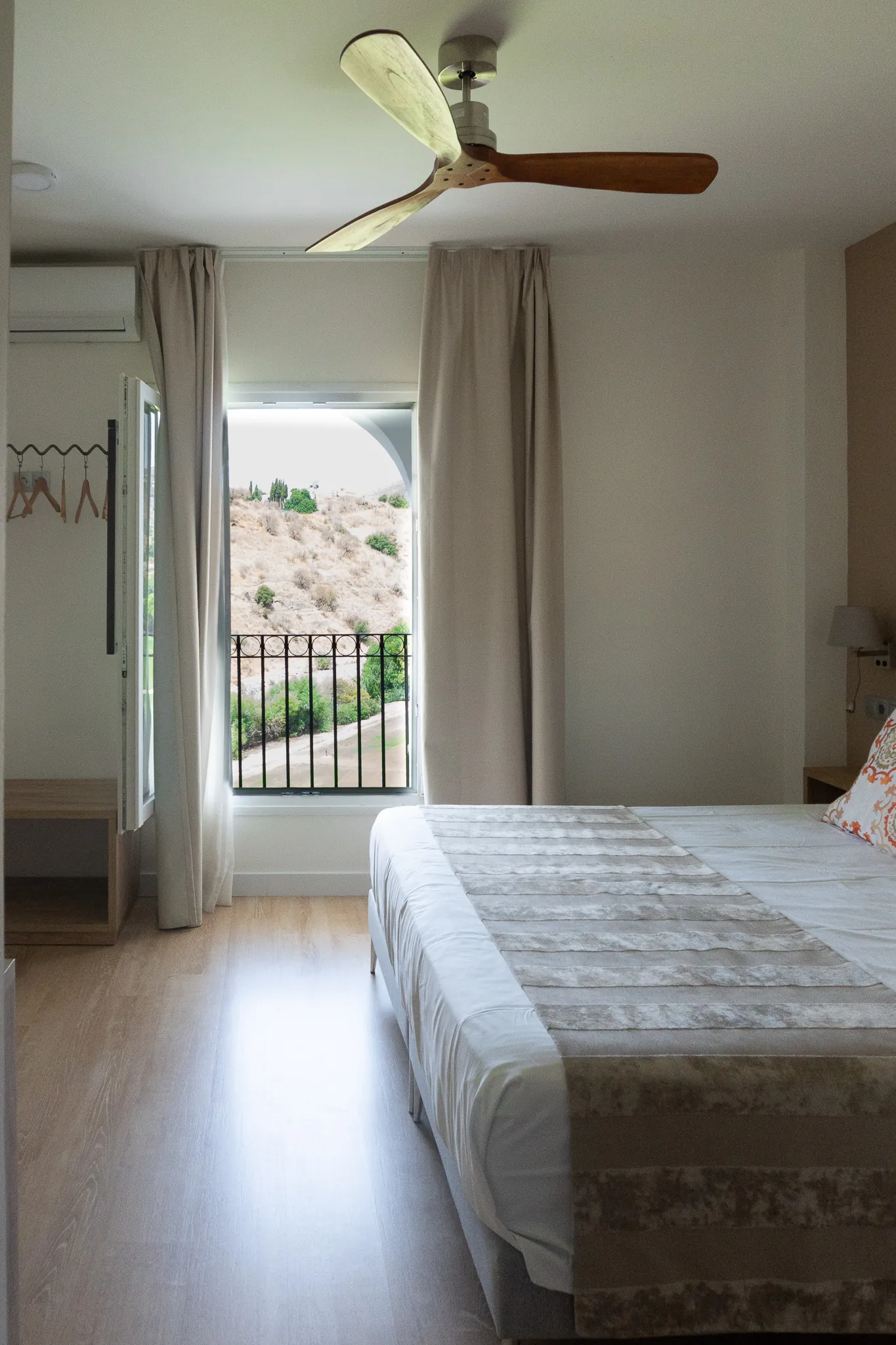 habitacion-minimalista-con-luz-natural